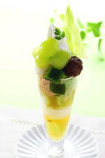 京都・伊藤久右衛門の夏限定スイーツ、たっぷりシャインマスカット×宇治抹茶ゼリーのパフェ｜写真1