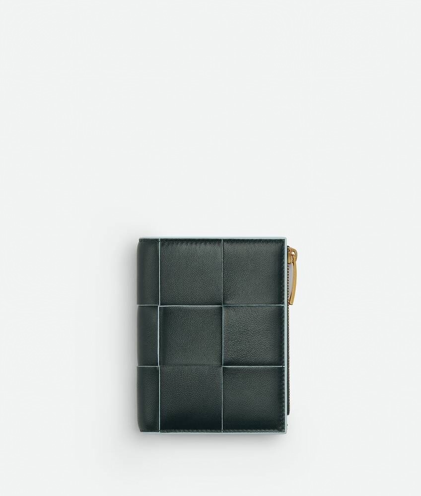 ボッテガ・ヴェネタの新作財布、“ダークグリーン×ペールブルー”の