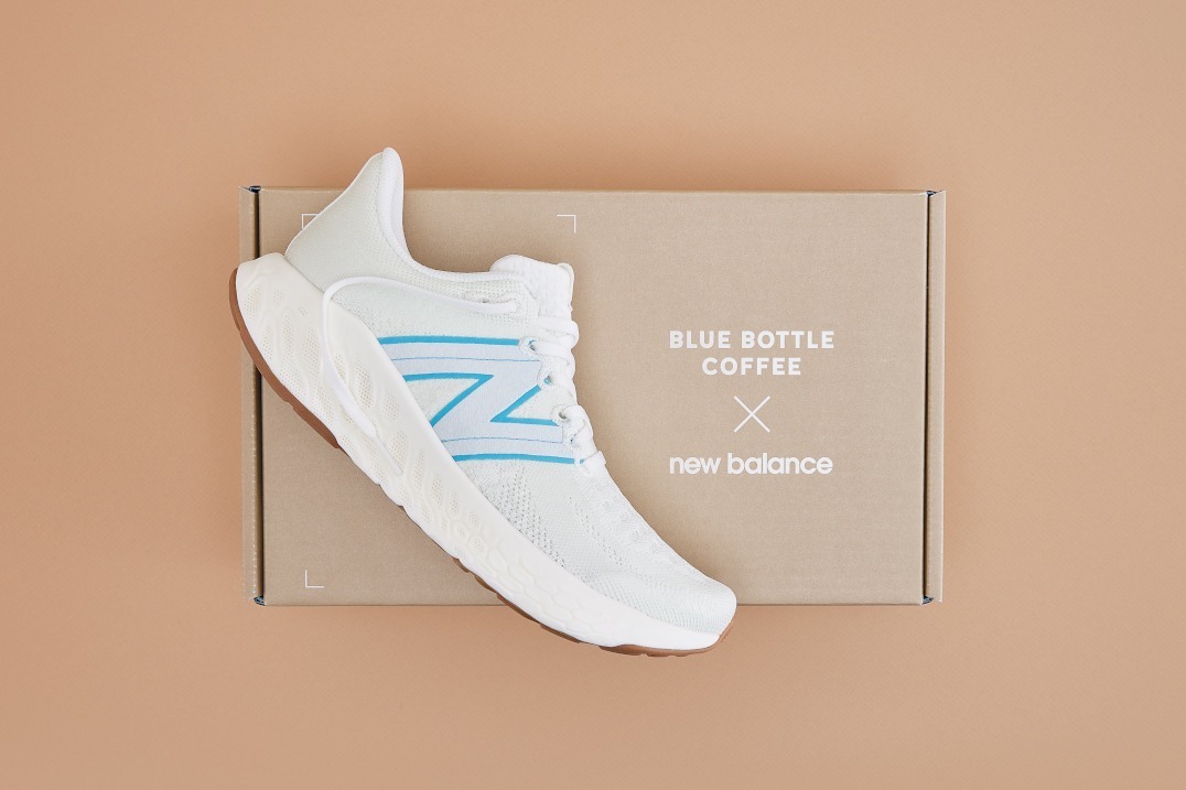 ニューバランス×ブルーボトルコーヒーの白スニーカー、ヒールに“ブルーボトル”ロゴ