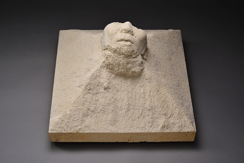 鯉江良二 《土に還る(1)》
1971年 陶 32×50×50cm 常滑市(愛知)蔵 撮影：怡土鉄夫