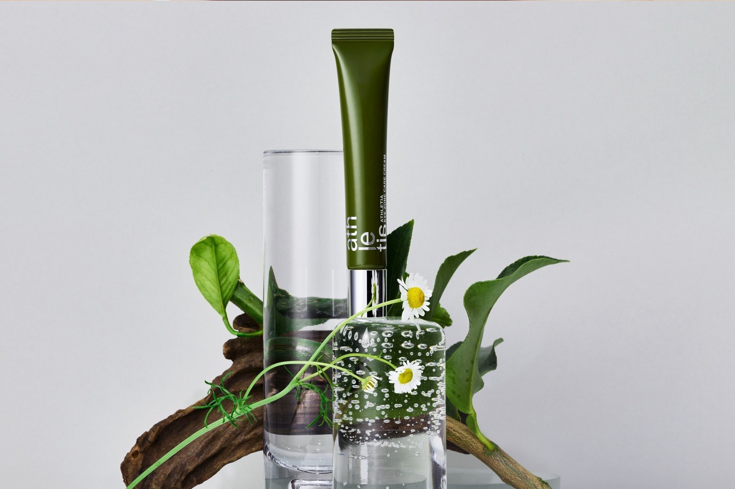 カモミール｜アスレティア23年秋スキンケア、“明るい目もと印象へ導く”ブランド初の「アイゾーンケアクリーム」