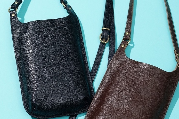 イル ビゾンテ新作フォンバッグ、艶と味わいが増すバケッタレザーのミニクロスボディバッグ