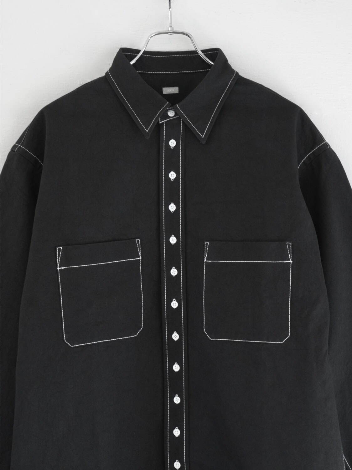 アクシスの新作シャツ、貝ボタンを並べたコットンツイルシャツ＆ウールシルクのプルオーバー｜写真8