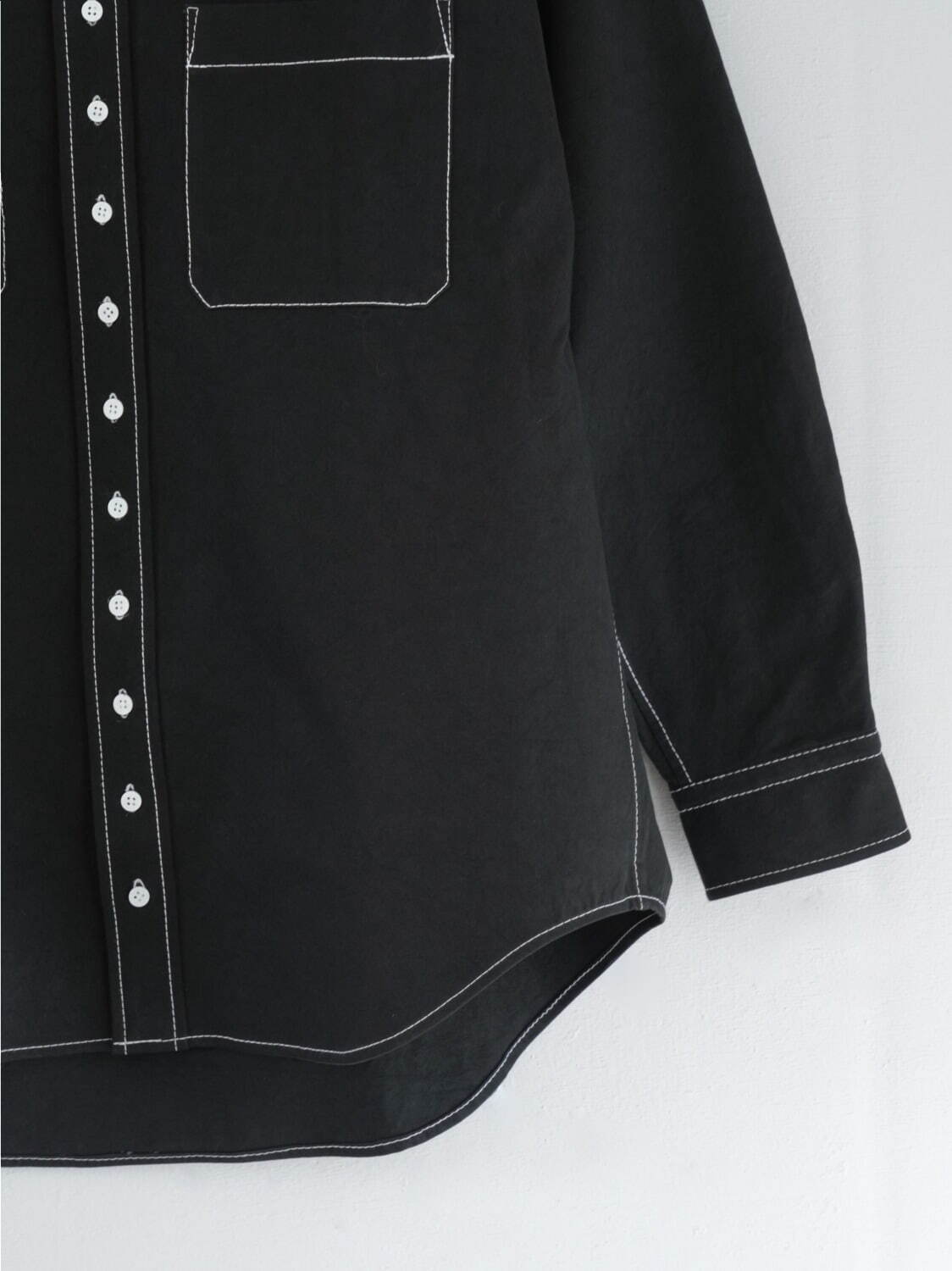 アクシスの新作シャツ、貝ボタンを並べたコットンツイルシャツ＆ウールシルクのプルオーバー｜写真9