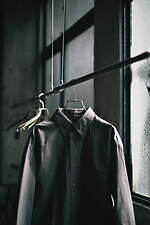 アクシスの新作シャツ、貝ボタンを並べたコットンツイルシャツ＆ウールシルクのプルオーバー｜写真4