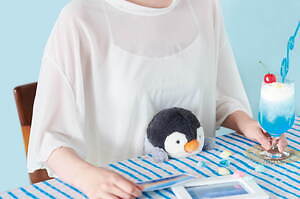 “姿勢を支える”ぬいぐるみ「ふんばるず」机に挟むだけでOK！ペンギンやアザラシなど新モチーフ｜写真4