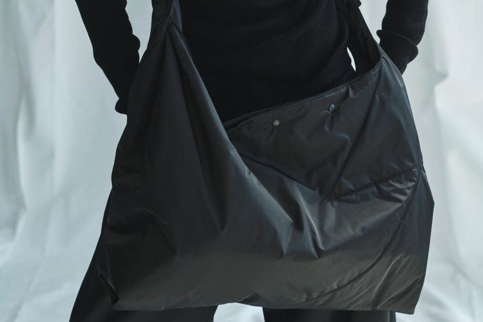 山本耀司｜ディスコード ヨウジヤマモトの23年秋冬バッグ、ふっくら中綿入りショルダー＆ドレスを再構築したトート