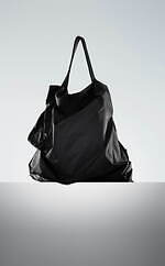 ディスコード ヨウジヤマモトの23年秋冬バッグ、ふっくら中綿入りショルダー＆ドレスを再構築したトート｜写真9