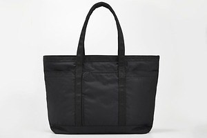 モノリスの新作トートバッグ、耐久性特化のデニール素材＆マグネット式ポケットや防水ファスナー付き