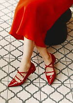プリティ・バレリーナ23年秋の新作、“3本のストラップ付き”真っ赤なゴシック風シューズなど｜写真6