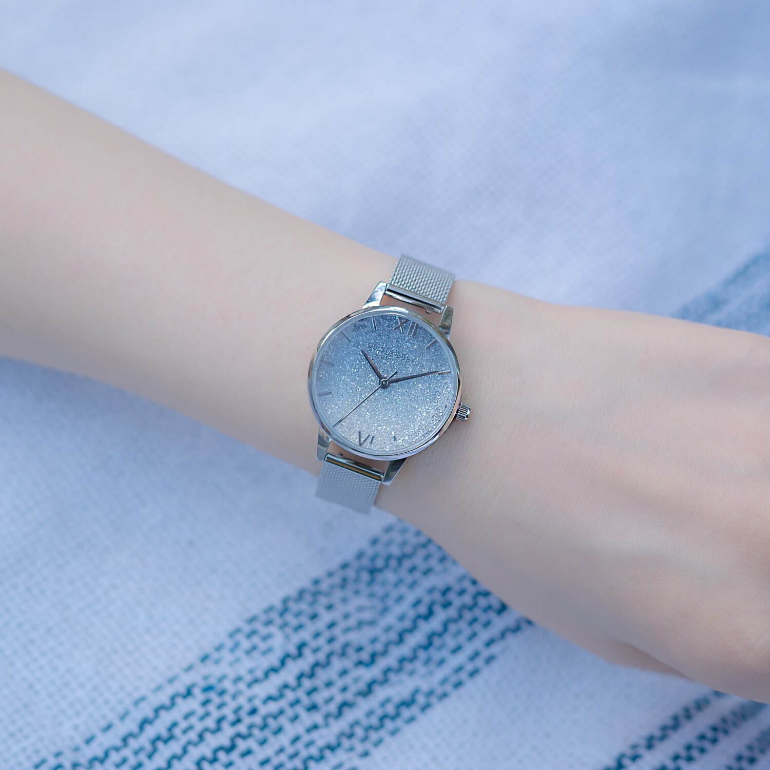オリビア・バートン新作腕時計 - 神秘的な海中イメージ、クリスタルが揺れ動くグラデ文字盤｜写真16