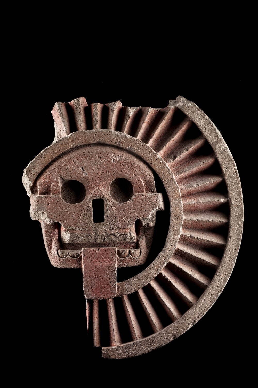 死のディスク石彫 テオティワカン文明 300-550年
テオティワカン、太陽のピラミッド、太陽の広場出土 メキシコ国立人類学博物館蔵
©Secretaría de Cultura-INAH-MEX. Archivo Digital de las Colecciones del Museo Nacional de Antropología. INAH-CANON