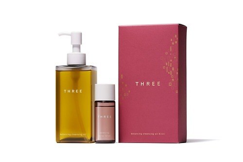 THREE23年クリスマスコフレ、“ブレンド精油香る”人気クレンジングオイル現品＆ミニ化粧水