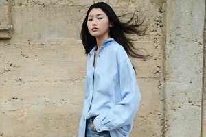 左右非対称な切り替えデニムスカート＆ダブルウエストジーンズ、JNBY 23年秋冬の新作