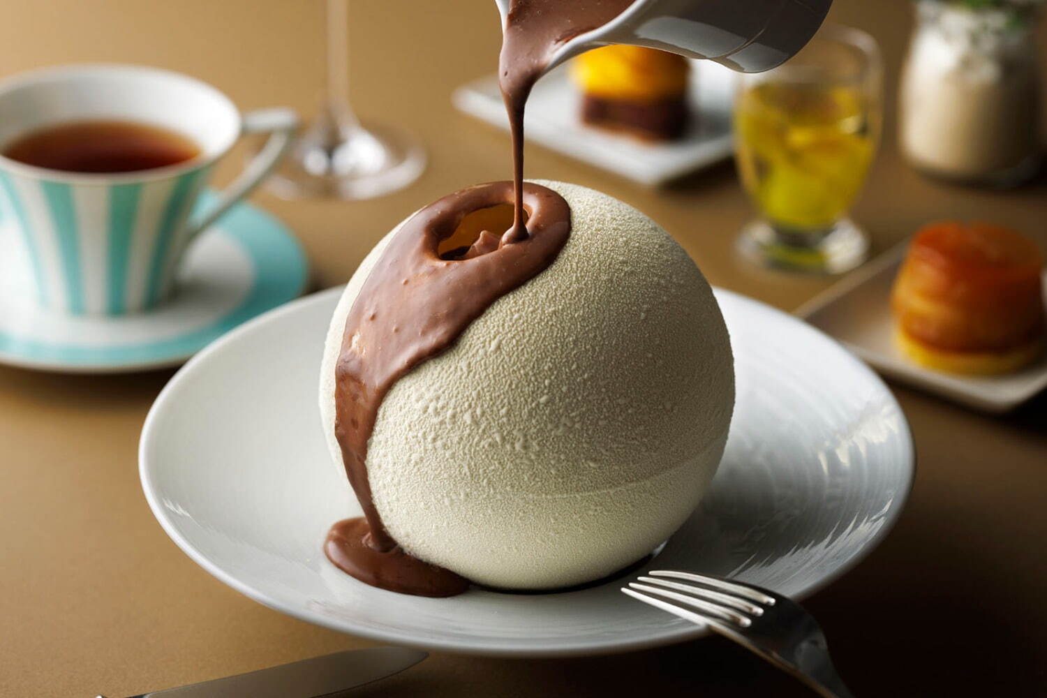 パルフェ｜東京ステーションホテルの秋限定スイーツ、満月を思わせる球体型パフェ＆キャラメリゼしたタルトタタン