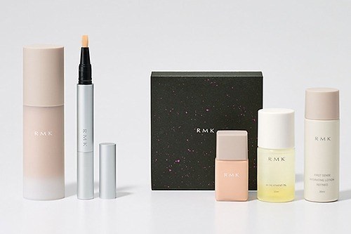 RMK23年クリスマスコフレ、“好みの仕上がりを選べる”人気ファンデ現品入りベースメイクキット