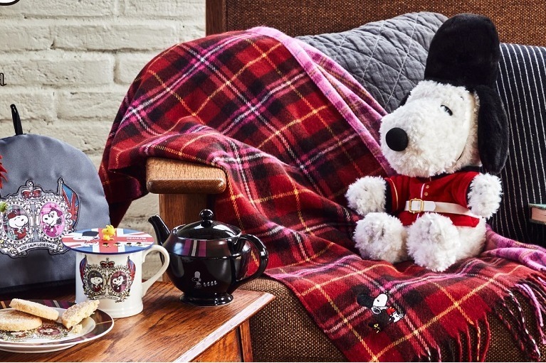 アフタヌーンティー・リビング「ピーナッツ」コラボ雑貨、スヌーピーが英国感溢れるタータンチェックで