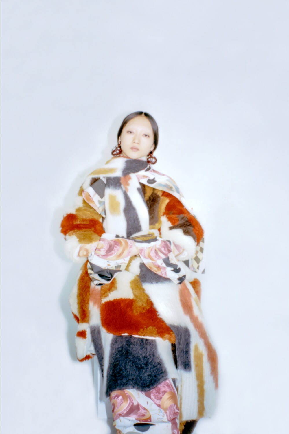 マメ クロゴウチ2023年秋冬、竹籠の網目を表現したドレス＆ボリューミーなコートなど｜写真3