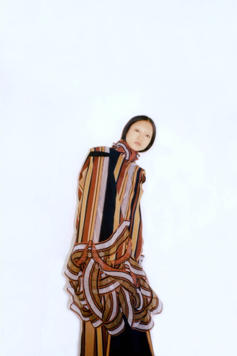 マメ クロゴウチ2023年秋冬、竹籠の網目を表現したドレス＆ボリューミーなコートなど｜写真5