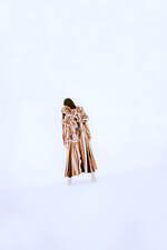 マメ クロゴウチ2023年秋冬、竹籠の網目を表現したドレス＆ボリューミーなコートなど｜写真2