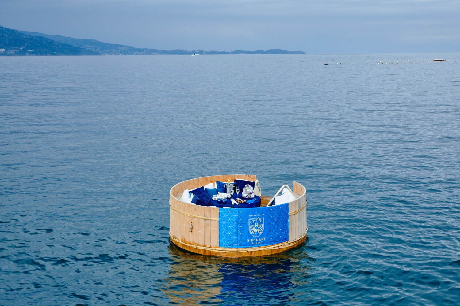 海の上でカラオケ「海上カラ桶」星野リゾート リゾナーレ熱海で、巨大ボートでシャンパンとともに｜写真2
