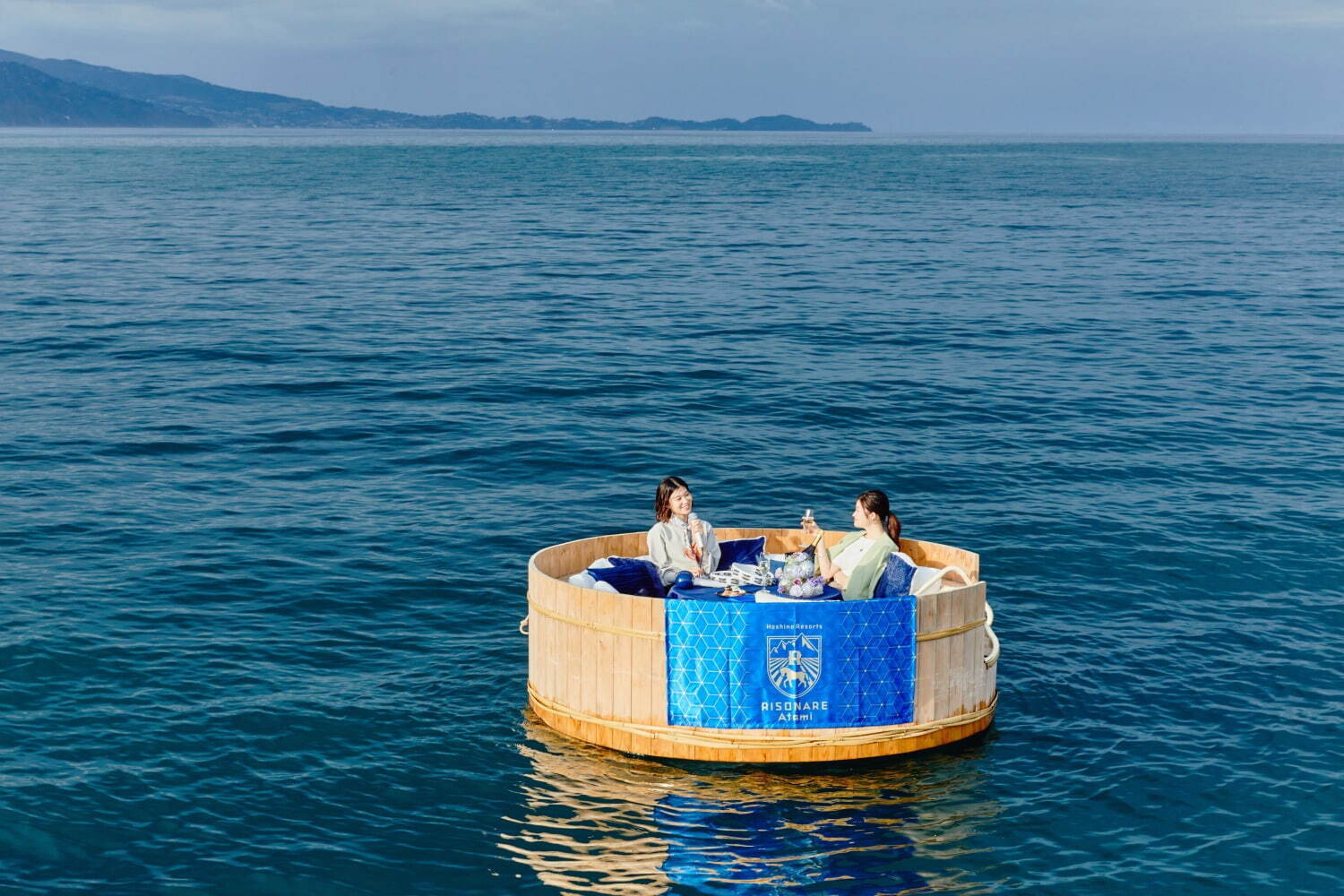 海の上でカラオケ「海上カラ桶」星野リゾート リゾナーレ熱海で、巨大ボートでシャンパンとともに｜写真1