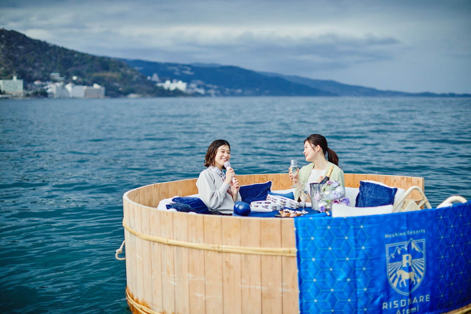 海の上でカラオケ「海上カラ桶」星野リゾート リゾナーレ熱海で、巨大ボートでシャンパンとともに｜写真3