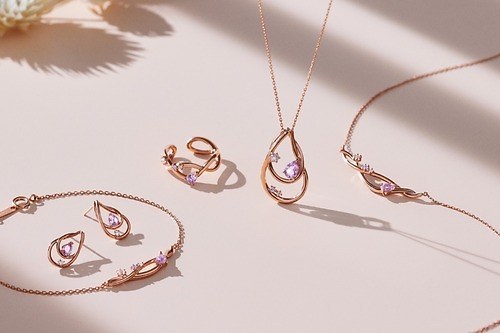カナル 4℃23年秋ジュエリー、秋風を纏うピンクアメシストのネックレス&“木の実”着想ピアスなど