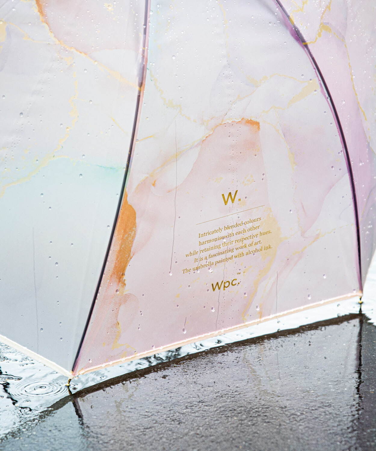 Wpc.“アルコールインクアート”着想の新作ビニール傘、ゴールドと混ざり合う幻想的な滲み風カラーで｜写真4
