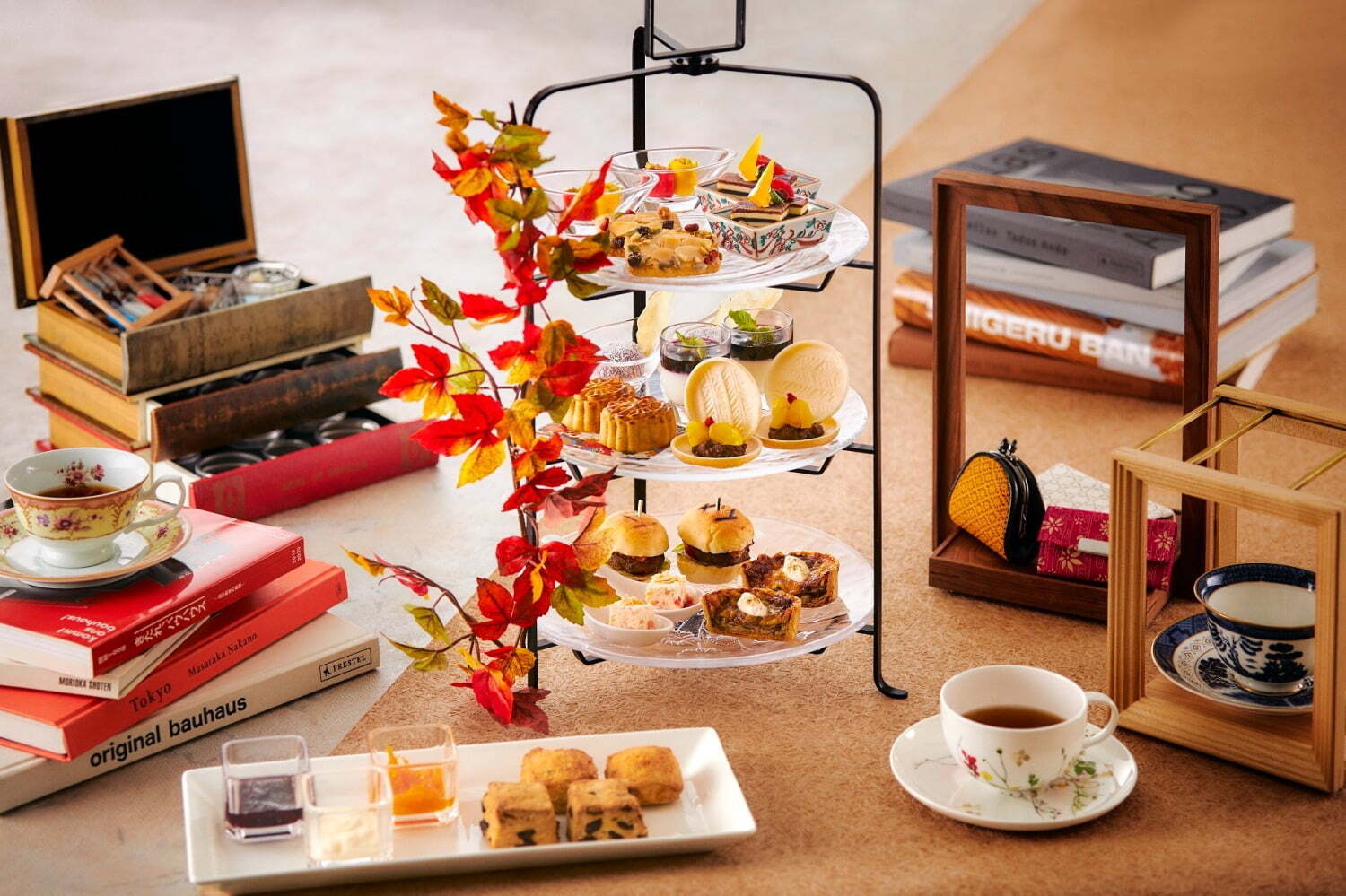 ぶどう｜芝パークホテルの“伝統工芸”着想アフタヌーンティー、「甲州印伝」風クレープや杏仁クッキー