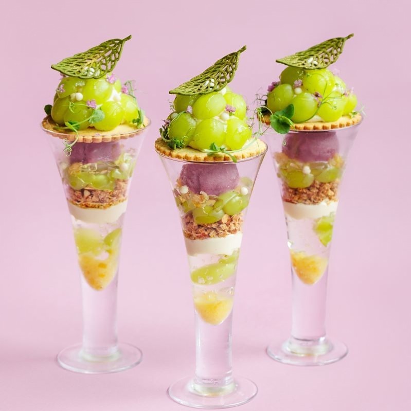 「Parfait au Muscat Tisane〜マスカットとハーブティーのパフェ〜」パフェ 2,500円／ドリンクセット 3,100円／テイクアウト 1,400円