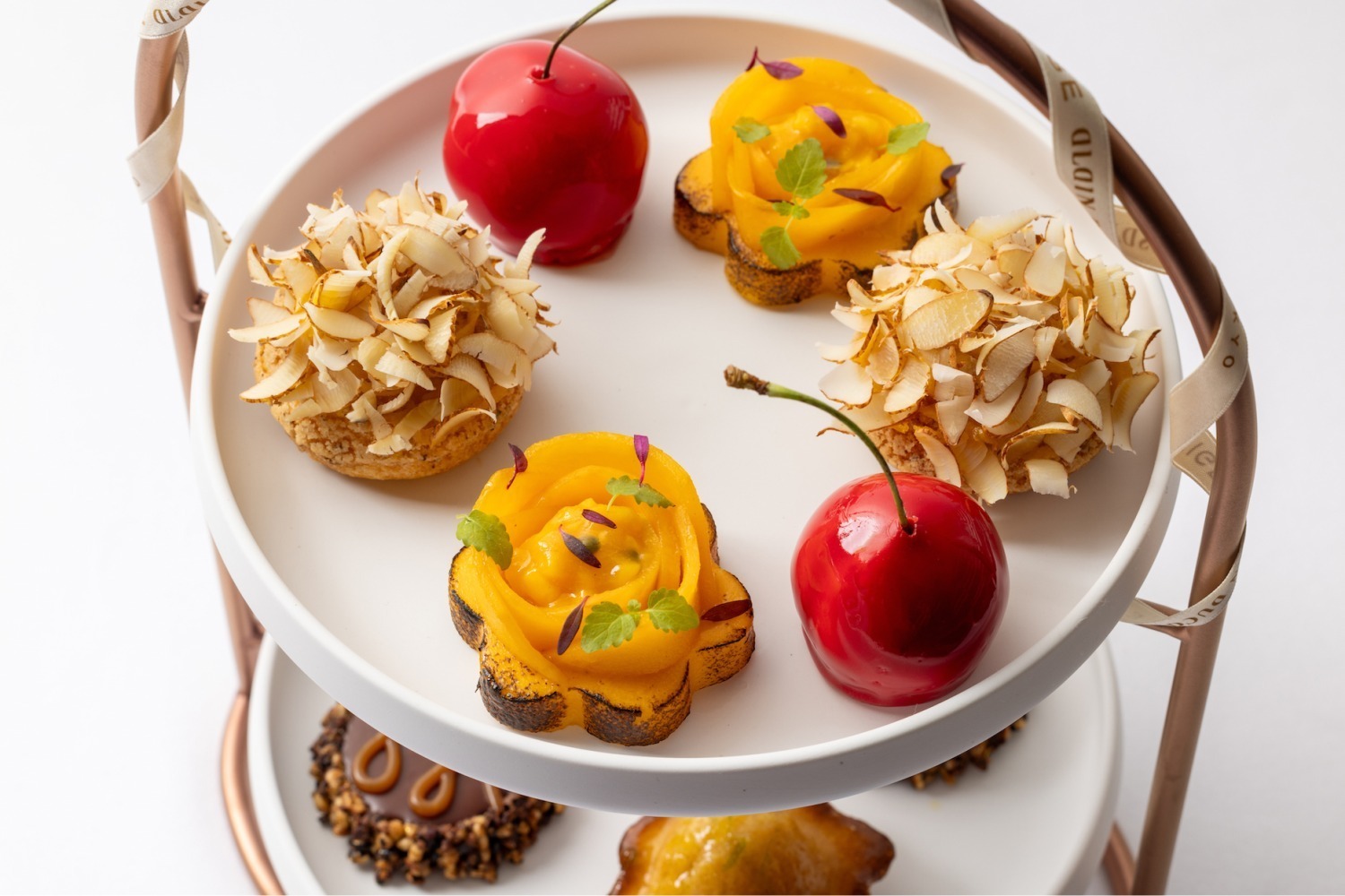 ベージュ アラン・デュカス 東京の秋アフターヌーンティー、“カメリアの花”着想のマンゴーなど