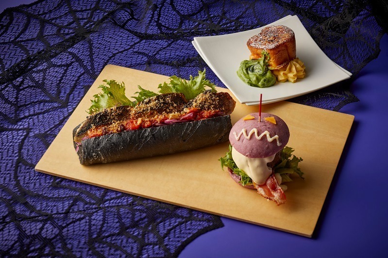(左から)暗黒のソフトバゲット×シチリア風SABAサンド、絶品パティと濃厚チーズ×紫いもバンズのチーズフォンデュバーガー
(右上)絶品ブリオッシュ×和三盆カスタードとホイップクリームのキャラメルフレンチトースト
