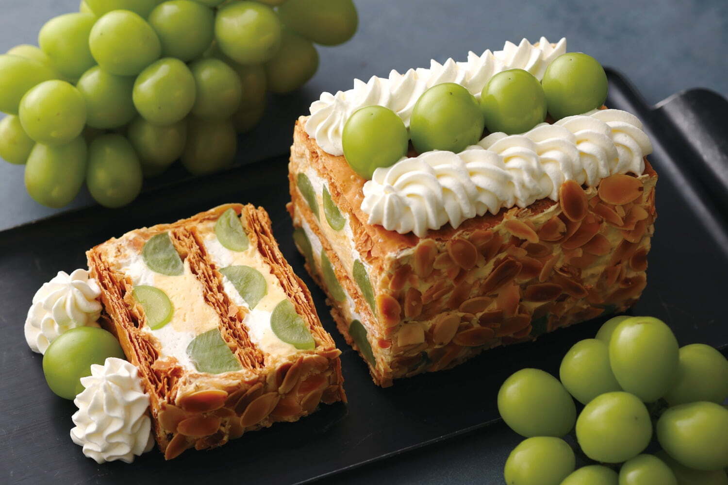 キハチ 青山本店“シャインマスカット”主役の秋限定ナポレオンパイ、濃厚クリーム×ごろっと果肉入り