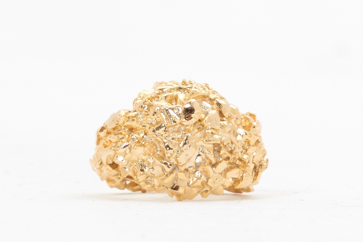 ドレスドアンドレスド“さざれ石”モチーフのリング＆ロゴを散りばめたシアートップスなど