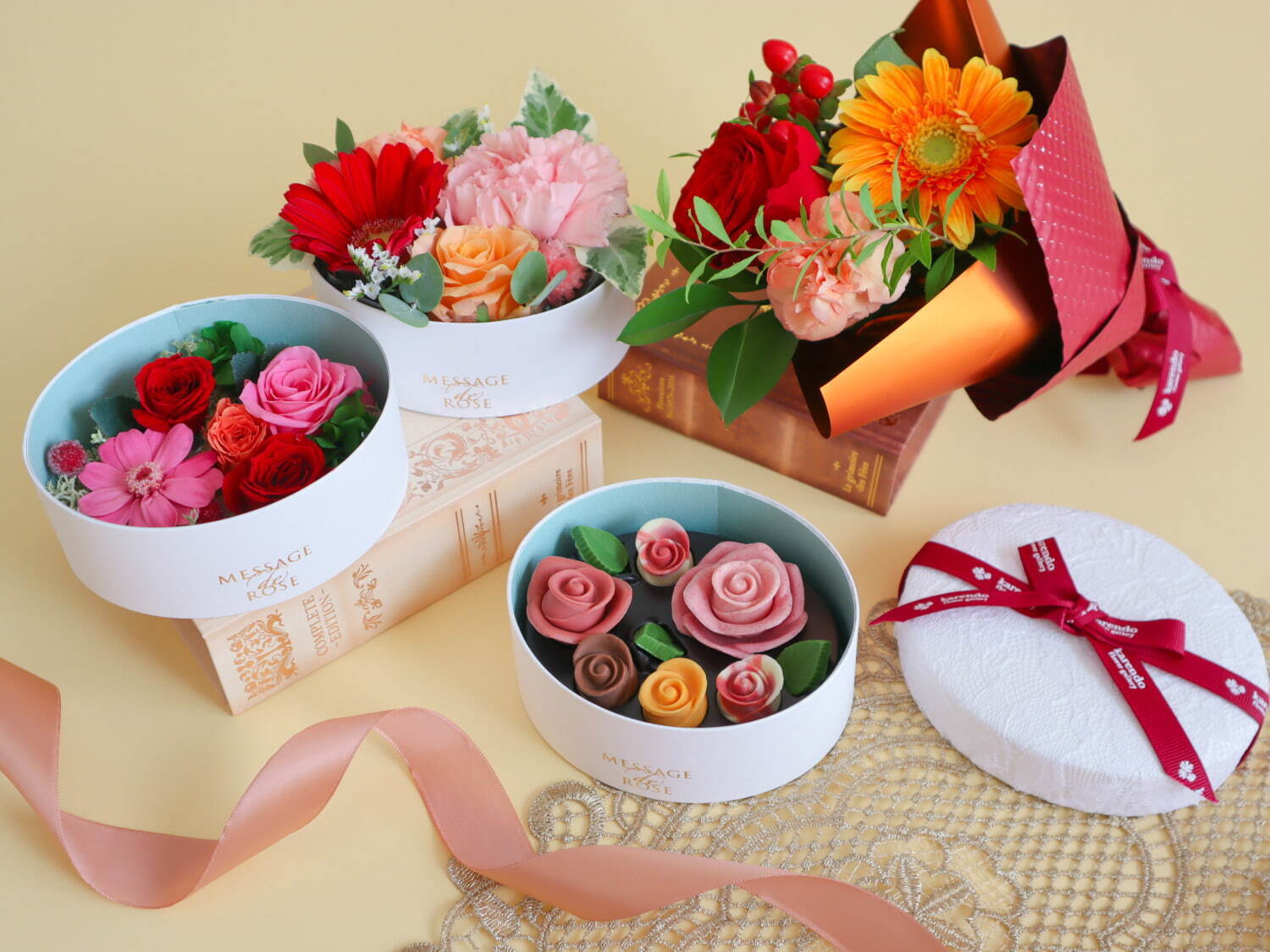 花屋が作るバラ型チョコレートに季節限定コスモスカラー、"花束風