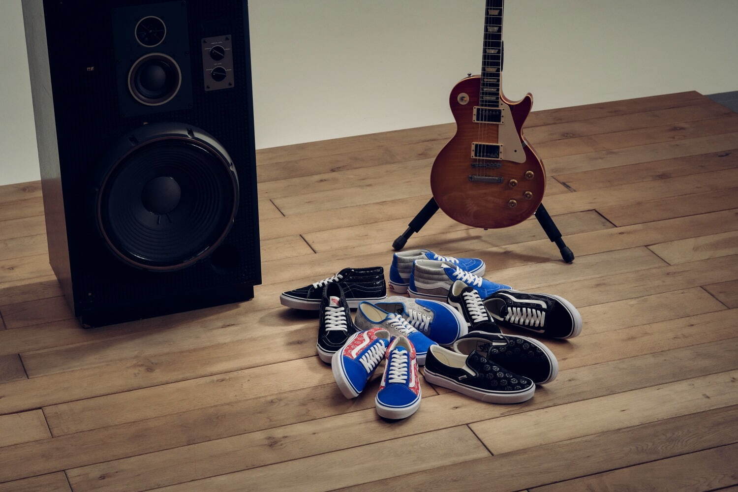 VANS×BUMP OF CHICKENコラボスニーカー、バンド名ロゴ入り