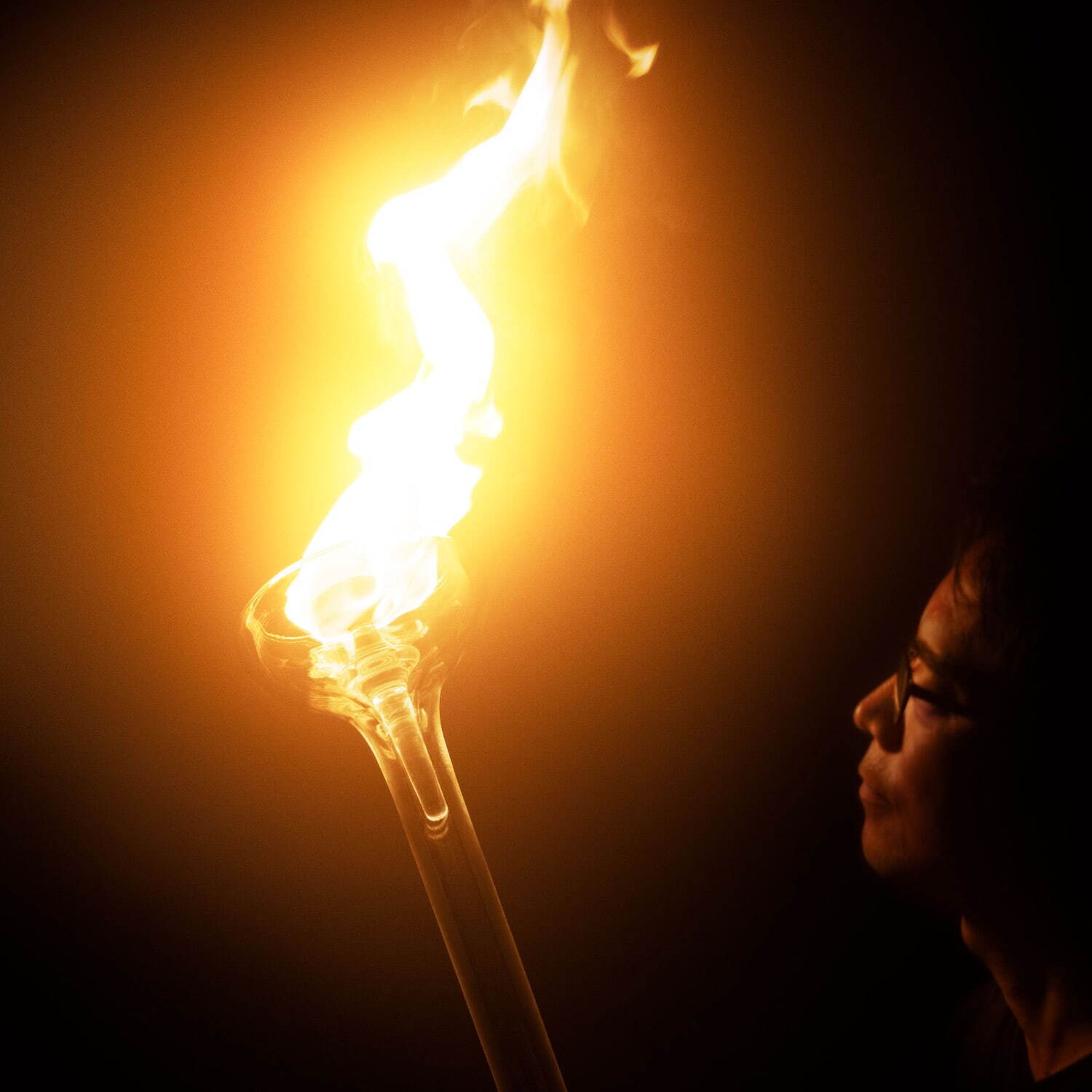 吉岡徳仁の展覧会が六本木で、炎から放たれる“光”に着目、“透明なガラスの造形”による新作を発表｜写真1