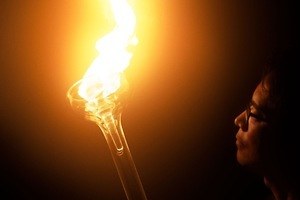 吉岡徳仁の展覧会が六本木で、炎から放たれる“光”に着目、“透明なガラスの造形”による新作を発表