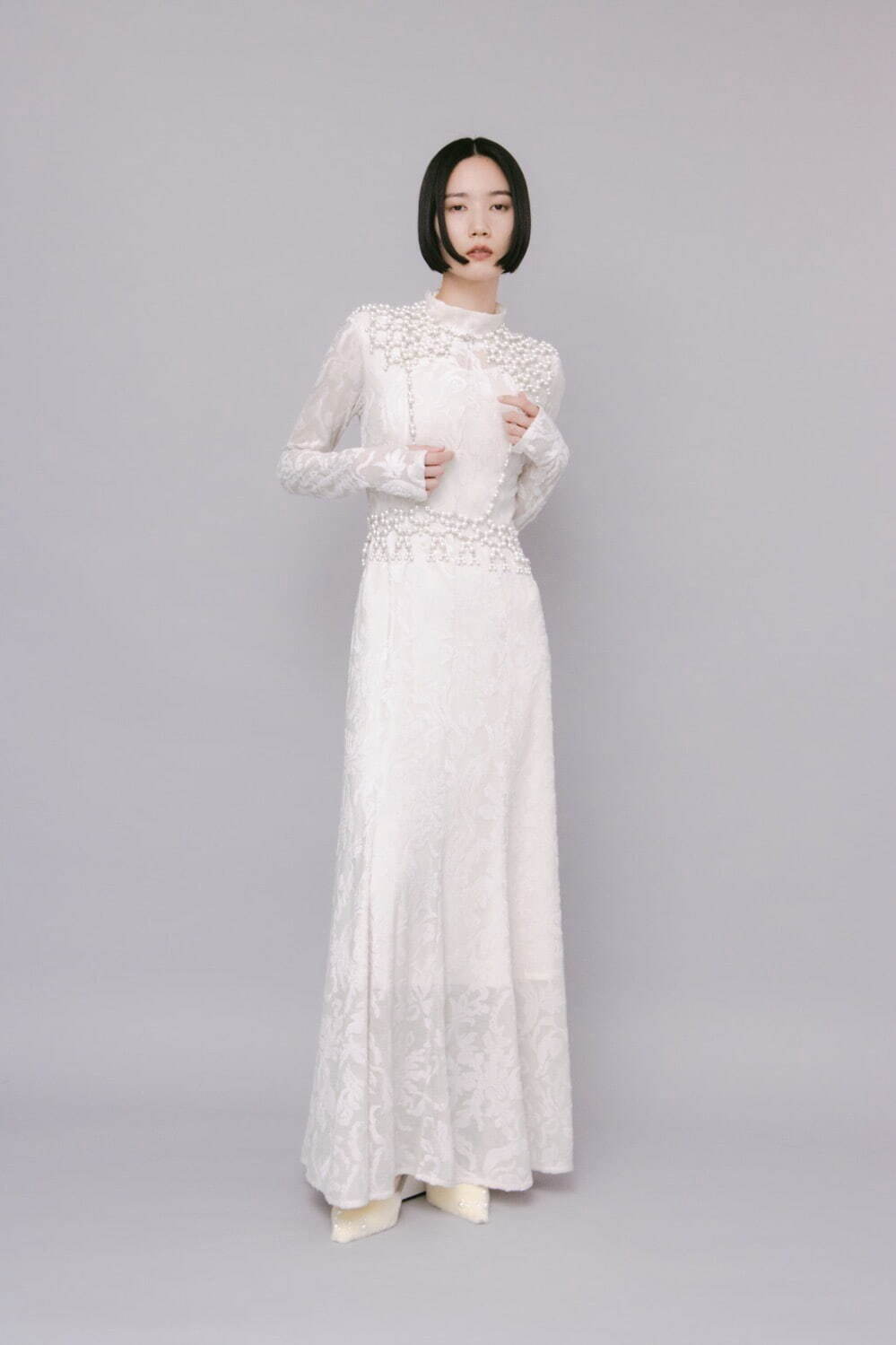 Snowflake jacquard velor dress 49,500円、
Snow cover pearl collar 35,200円、Snow cover pearl belt 35,200円