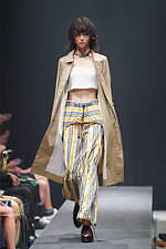 ヴィルドホワイレン(WILDFRÄULEIN) 祈る人｜写真20