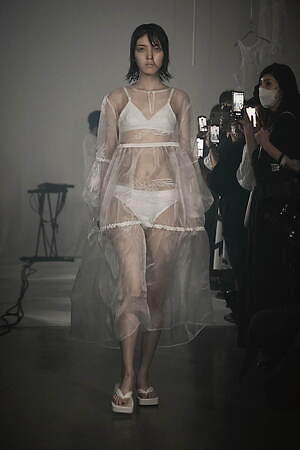 イクミ(IKUMI) 2023年春夏ウィメンズ&メンズコレクション  - 写真3