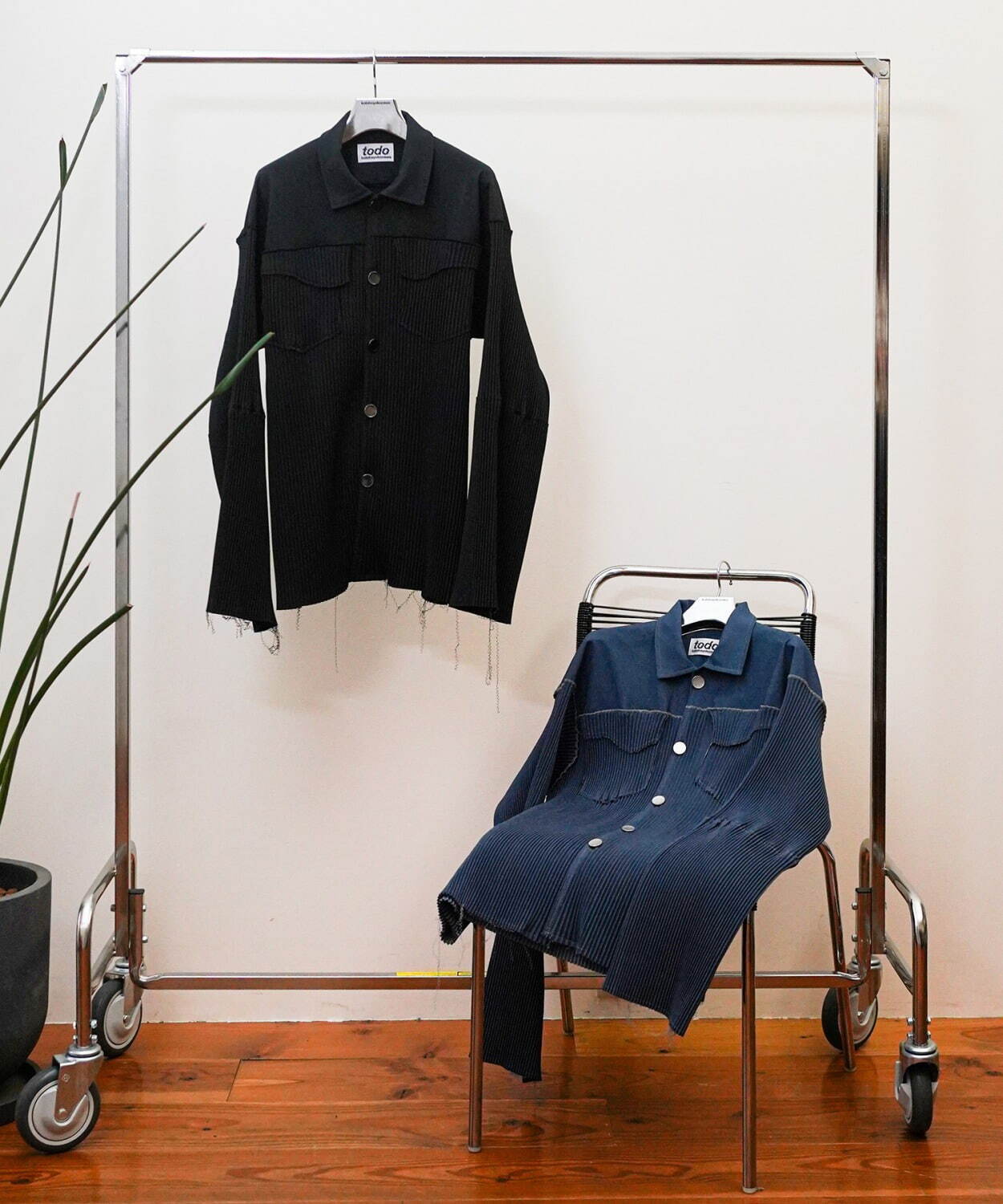 コトハヨコザワ×ステュディオスの“メンズ服”、プリーツ素材のシャツジャケット＆フレアパンツ｜写真9