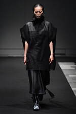 イージェイ シェヤン 2024年春夏コレクション - 夜の街のコンクリートを着想源に｜写真4