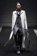 イージェイ シェヤン 2024年春夏コレクション - 夜の街のコンクリートを着想源に｜写真9