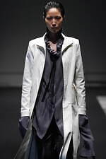 イージェイ シェヤン 2024年春夏コレクション - 夜の街のコンクリートを着想源に｜写真10