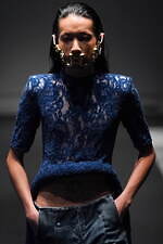 イージェイ シェヤン 2024年春夏コレクション - 夜の街のコンクリートを着想源に｜写真12