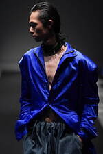 イージェイ シェヤン 2024年春夏コレクション - 夜の街のコンクリートを着想源に｜写真16