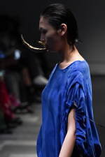 イージェイ シェヤン 2024年春夏コレクション - 夜の街のコンクリートを着想源に｜写真22