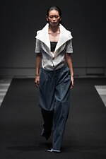 イージェイ シェヤン 2024年春夏コレクション - 夜の街のコンクリートを着想源に｜写真23